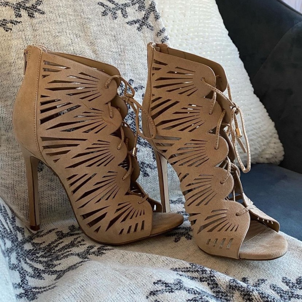 Tan laced up heels 🤎